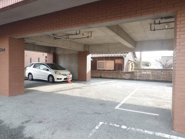  | 建物１Fは駐車場となっております。