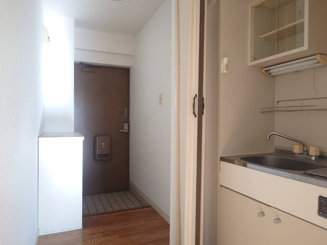 【玄関】 | １K　洗面台付きのお部屋になります。
来客の際に玄関から直接お部屋が見えない間取りが喜ばれます。