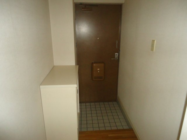 【玄関】 | 玄関から居室が直接見えない間取りとなっております。
