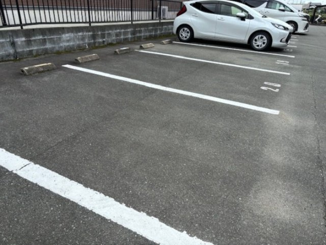 エスポワールの駐車場|車をお持ちの方に嬉しい駐車場付きの物件です