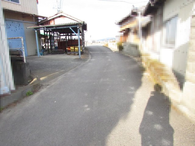 【その他】 | 南あわじ市神代富田・倉庫 | 前面道路の写真です。（令和6年12月撮影）