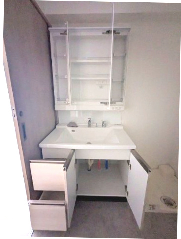 CREATIF UENO IRIYAの設備|トイレと独立した洗面脱衣室、三面鏡付ハンドシャワー付洗面台です