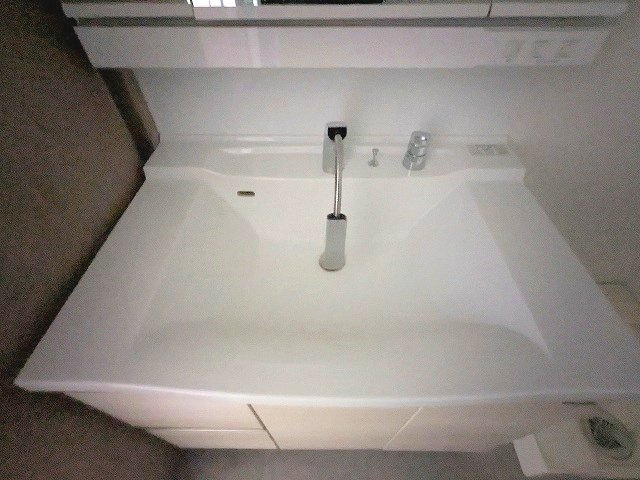 CREATIF UENO IRIYAの設備|トイレと独立した洗面脱衣室のハンドシャワー付洗面台です