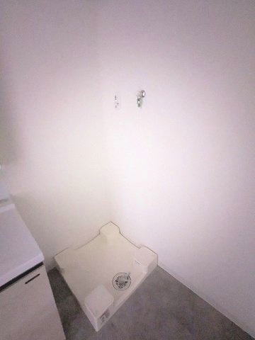 CREATIF UENO IRIYAの設備|トイレと独立した洗面脱衣室の洗濯機置場は排水口のお手入れしやすい様に手前中央に配置し、足高の防水パンです
