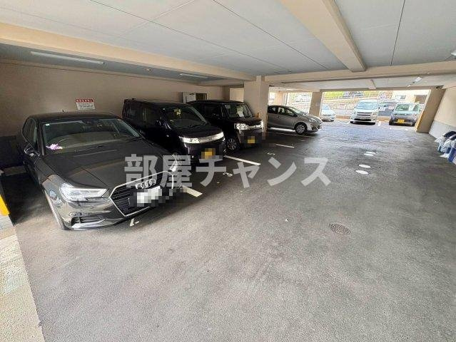 リバーサイドタカセの駐車場