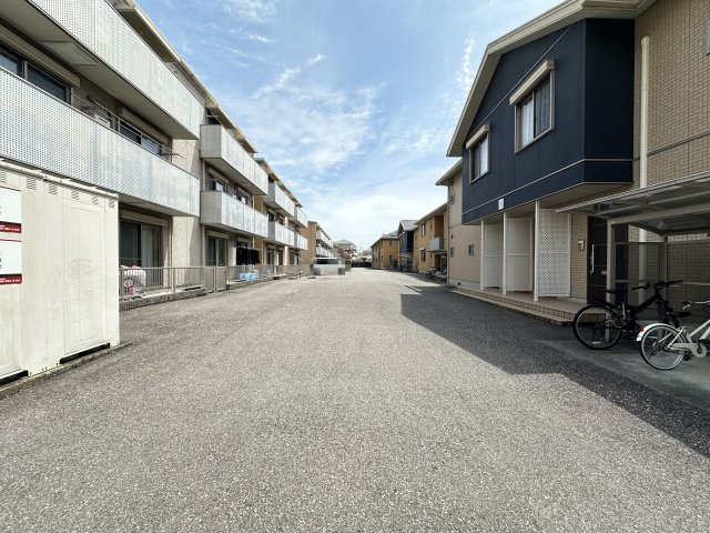 ヴィラージュヌフ Ⅴ棟の駐車場