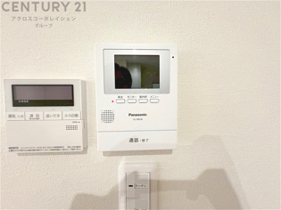 訪問者が来たときにテレビ画面で確認できるため、安心してドアを開けられます。録画機能があるものもあり、留守中に来訪者を記録しておくことができます。利便性が高く、セキュリティ面でも安心です