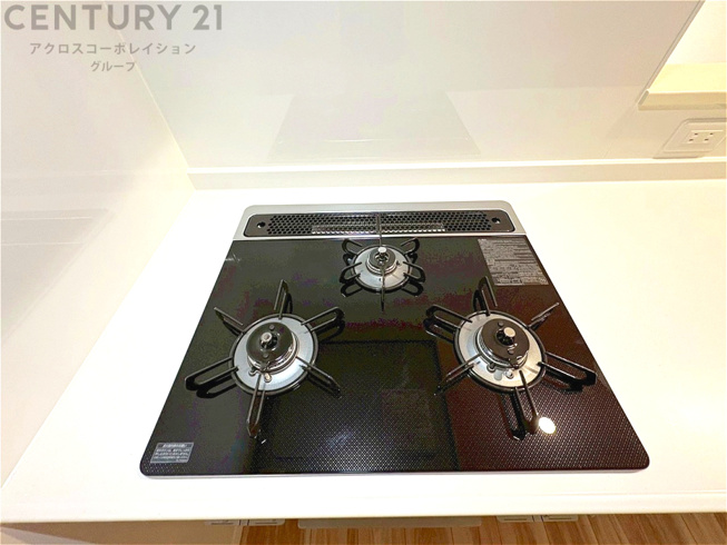 多数の調理器具を同時に使用でき、料理の効率化が可能。省エネで節約になり、様々な料理スタイルに適応できます。また、火力調整が独立しており、手入れや掃除もしやすく、今よりもっとお料理が楽しくなるかも。