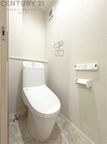 温水洗浄便座付トイレは温水洗浄機能により、暖かい水でおしりを洗浄することができ、冷たい水を使う従来の便座に比べ、温水洗浄機能で暖かいトイレを提供し、快適な使用を可能にします。