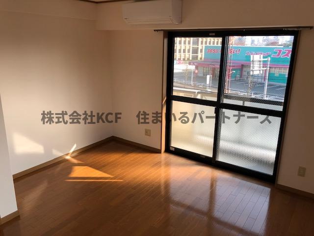 久留米市津福本町の賃貸マンションの居間・リビング|ゆったりとしたリビングです