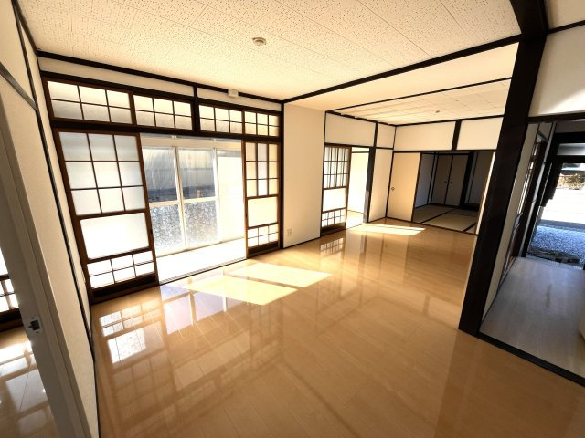 【玄関】 | 仲介手数料無料！黒石小学校に通えるリフォーム済み平屋　宇部市東須恵泉町　中古住宅 | 明るい玄関です