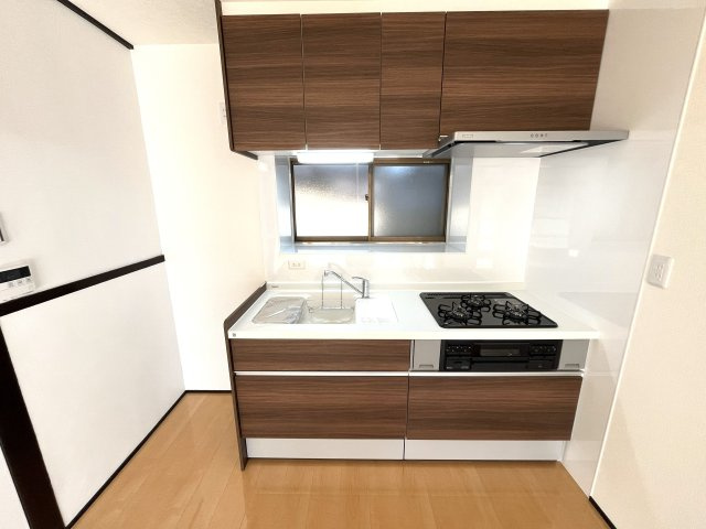 【キッチン】 | 仲介手数料無料！黒石小学校に通えるリフォーム済み平屋　宇部市東須恵泉町　中古住宅 | 使い勝手の良いシステムキッチンで楽しくクッキング♪