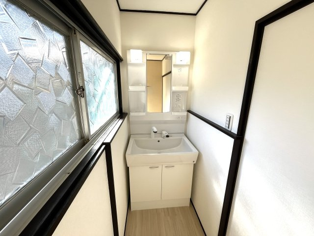 【洗面所】 | 仲介手数料無料！黒石小学校に通えるリフォーム済み平屋　宇部市東須恵泉町　中古住宅 | ゆったりとスペースのある洗面所