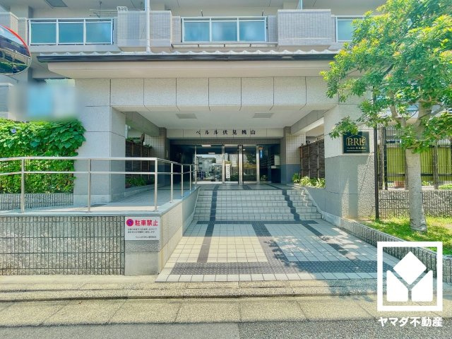 ペルル伏見桃山のエントランス