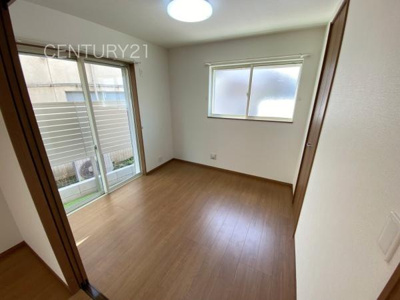 【洋室】 | 前橋市表町2期 1号棟 | １階洋室です、LDKと続き間で開放感があります。
引き戸で簡単に仕切れますので状況に合わせた使い方ができます。