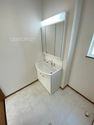 【独立洗面台】 | 前橋市表町2期 1号棟 | 三面鏡付きの洗面台には鏡の裏に収納があり、すっきり片付けられます。
洗髪も可能な伸縮機能つきシャワーヘッドです。