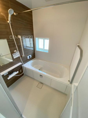 【浴室】 | 前橋市表町2期 1号棟 | ゆったりと寛げる大型バスタブ。
足を伸ばしたまま入浴可能です。
浴室乾燥機付きで天候が悪い日でも洗濯をして衣類を乾燥させることができます。