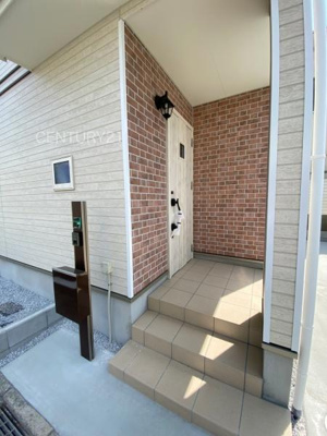 【玄関】 | 前橋市表町2期 1号棟 | 郵便物を守る鍵付きポストです。
インターホンは録画機能付きで防犯面に優れます。