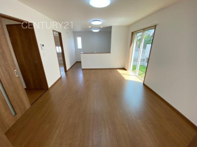 【居間・リビング】 | 前橋市表町2期 1号棟 | 大きいソファーがおける広々リビング