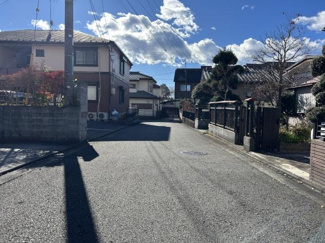 【前面道路含む現地写真】 | 前面は車通りの少ない5ｍ幅の公道に面しておりますので、車庫入れもラクラクです。