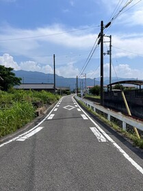 売土地の前面道路含む現地写真