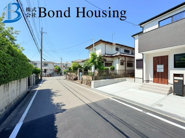 「閑静な住宅地」「L字2台駐車可」第14大久保町高丘 全2棟2号棟の前面道路含む現地写真