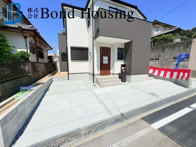 「閑静な住宅地」「L字2台駐車可」第14大久保町高丘 全2棟2号棟の駐車場