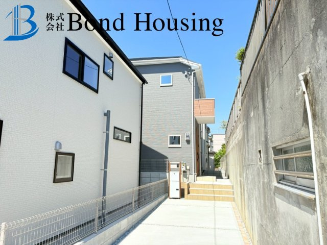 「閑静な住宅地」「縦列2台駐車可」第14大久保町高丘 全2棟1号棟の外観