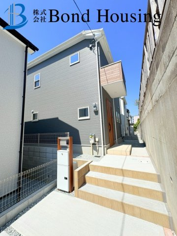 「閑静な住宅地」「縦列2台駐車可」第14大久保町高丘 全2棟1号棟の外観