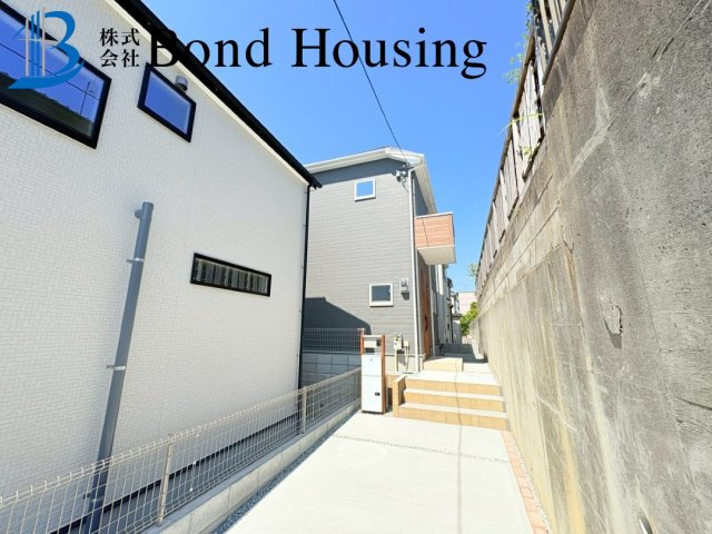 「閑静な住宅地」「縦列2台駐車可」第14大久保町高丘 全2棟1号棟の前面道路含む現地写真