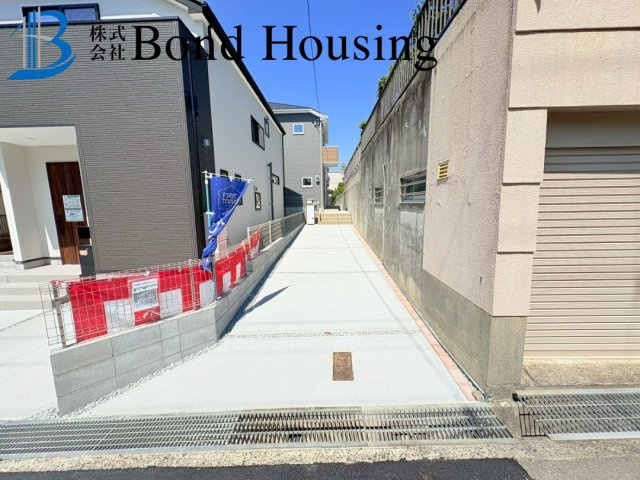 「閑静な住宅地」「縦列2台駐車可」第14大久保町高丘 全2棟1号棟の駐車場