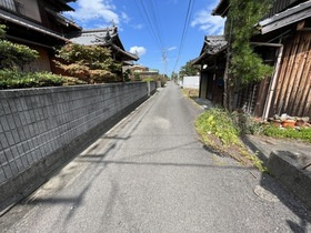 売土地の前面道路含む現地写真