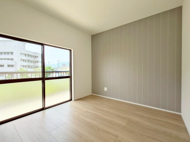 RESET HOUSE－リセットハウス小倉南区朽網西１丁目　【小倉南区　中古戸建て】の洋室|アクセントクロスがお洒落な2階洋室♪【小倉南区　中古戸建　リノベーション】