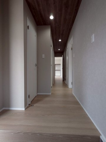 RESET HOUSE－リセットハウス小倉南区朽網西１丁目　【小倉南区　中古戸建て】の玄関|清潔感あふれる、家族の顔となる玄関♪ダウンライト付き♪【小倉南区　中古戸建　リノベーション】