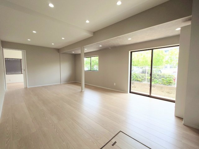 RESET HOUSE－リセットハウス小倉南区朽網西１丁目　【小倉南区　中古戸建て】の居間・リビング|ゴロゴロしたり、お昼寝したり…家族のくつろぎを深める空間です♪【小倉南区　中古戸建　リノベーション】
