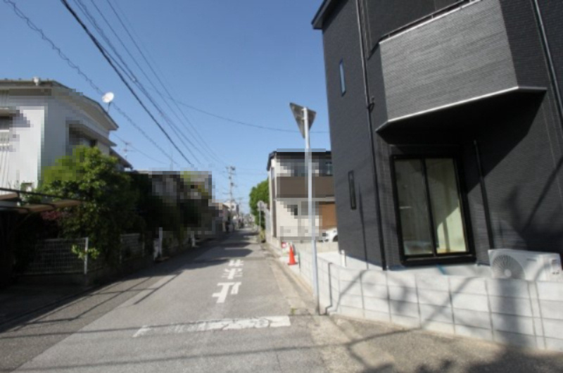 潮新町　新築戸建　の前面道路含む現地写真