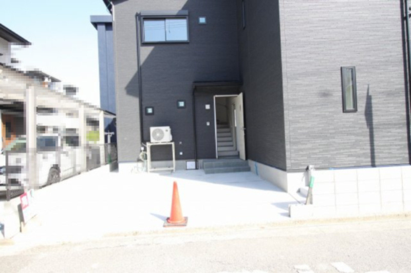 潮新町　新築戸建　の駐車場