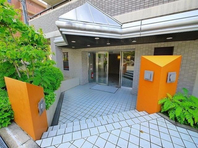 メープルコート中村のエントランス|豪華なエントランススペース