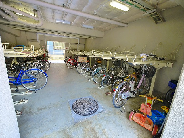 メープルコート中村のその他共用部分|ゆったりとした駐輪スペース。