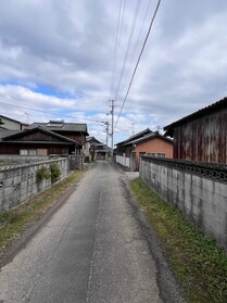 売土地の前面道路含む現地写真