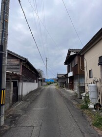 売土地の前面道路含む現地写真