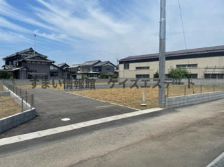 【前面道路含む現地写真】