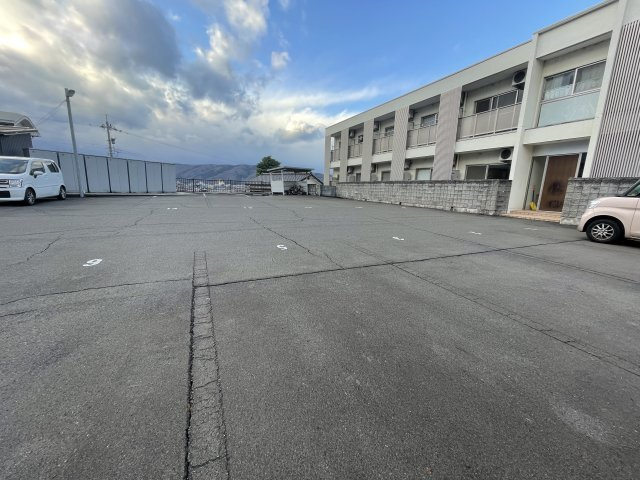 with.K MNTの駐車場