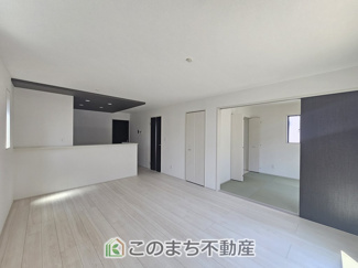 【居間・リビング】 | GRAFARE宇都宮市上戸祭町3期　1号棟 | 開放感のある広々としたリビング☆家族みんなでゆったりくつろげます♪
南側から暖かな日差しが差し込みます♪キッチンからリビングの様子がよく見渡せます☆