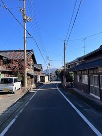 売土地の前面道路含む現地写真