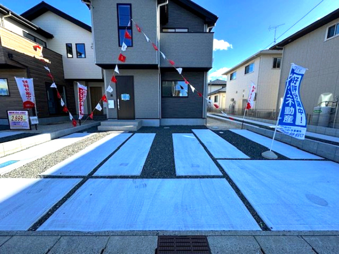 【新築戸建】泉滝尻1期の前面道路含む現地写真|1号棟写真　3台駐車可能（車種による）前面道路が6.0ｍと広いので駐車も楽々♪