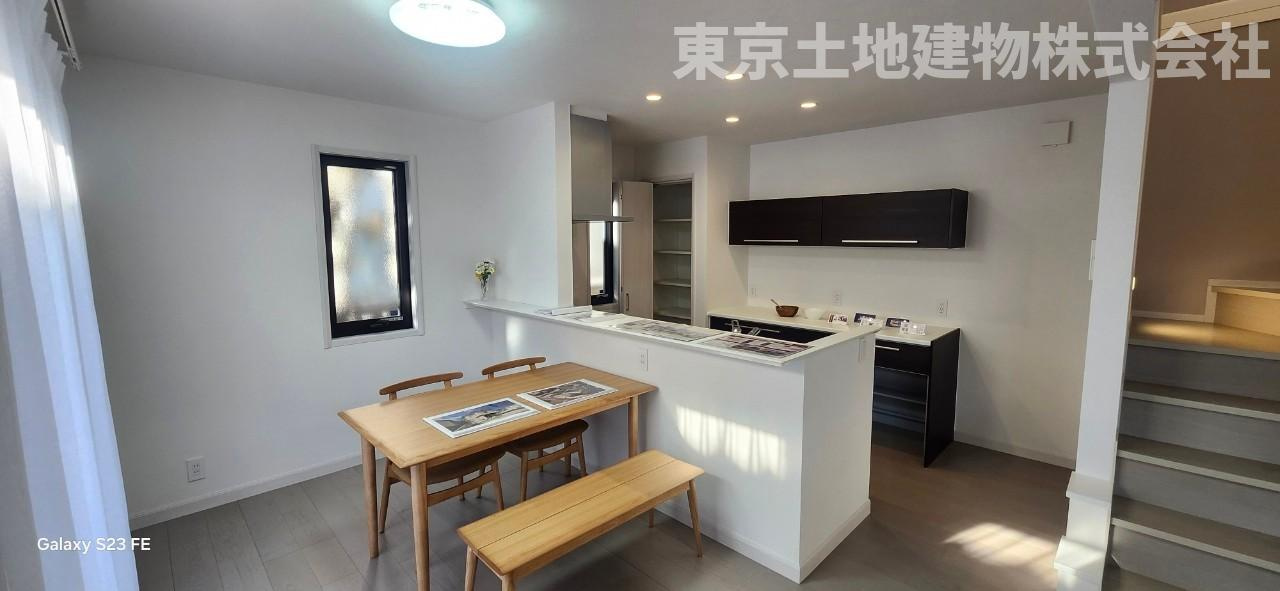 MOCXGARDEN前橋三俣町　1号地の居間・リビング|料理ができたらキッチンカウンターへ♪
ご家族のコミュニケーションもUPするリビング階段