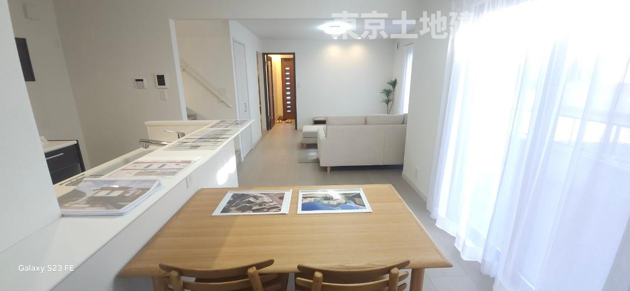 MOCXGARDEN前橋三俣町　1号地の居間・リビング|ご家族が好きな場所でゆっくり過ごせるリビングダイニング
ご家族のコミュニケーションもUPするリビング階段