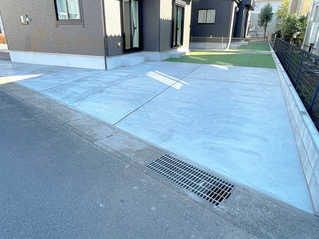 つくば市筑穂VI　新築戸建て　1号棟の駐車場|カースペースは3台完備。ゲスト用のスペースも確保できますね♪