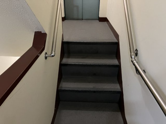 【その他共用部分】 | エレベーターまで数段の階段あり